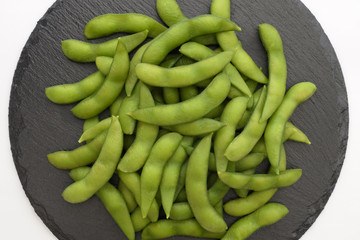 石皿に盛り付けした枝豆
