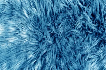 Blaues Fell für Hintergrund oder Textur. 2020 Pantone in klassischem Blau. Fuzzy blaues Fell kariert. Shaggy Decke Hintergrund. Flauschiges Webpelz aus Textil. Flache Lage, Draufsicht, Kopierbereich © prime1001