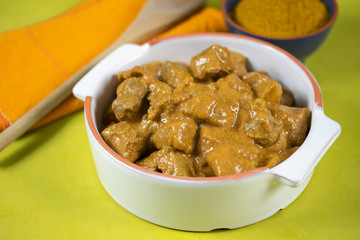 sauté de porc au curry et lait de coco