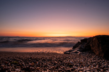 Obraz premium Ein gemütlicher Sonnenaufgang am Strand von Afytos - Griechenland