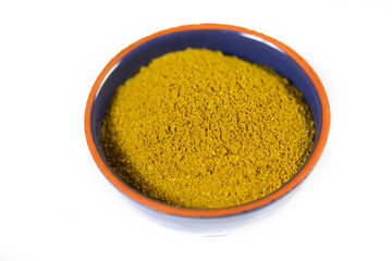 bol de curry en poudre sur un fond blanc