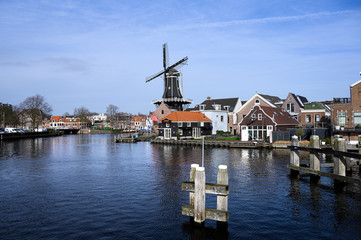 Fototapeta na wymiar Windmühle in Holländischem Hafen