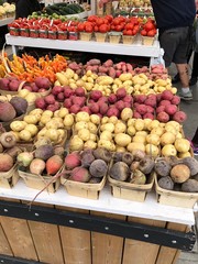 Frische Gemüse und Möhren in verschiedenen Farben auf dem Markt