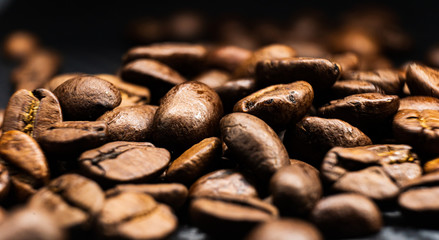 kaffeebohnen braun geröstet auf carbon untergrund