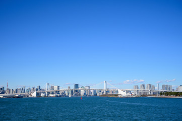 レインボーブリッジと東京のビル群の遠景