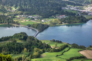 Obraz premium Lagoa Azul und Lagoa Verde auf Sao Miguel, Azoren