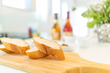 新築住宅のキッチン 木のプレートに乗せられたバケット