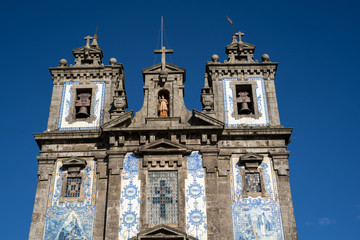 Fototapeta na wymiar Church Santo Ildefonso in Porto, Porugal, known for its blue tiles
