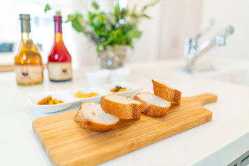 新築住宅のキッチン 木のプレートに乗せられたバケット