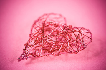 coeur en fer sur un fond rose