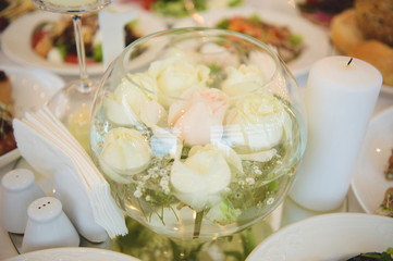 round vase with roses