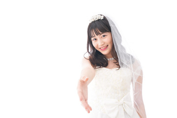 握手をするドレス姿の花嫁
