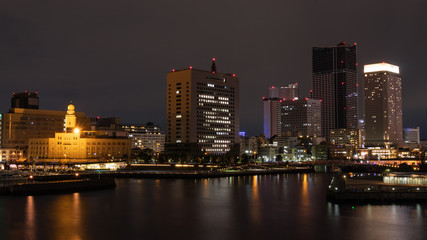 Fototapeta na wymiar 横浜ふ頭から見たみなとみらいの夜景と横浜港