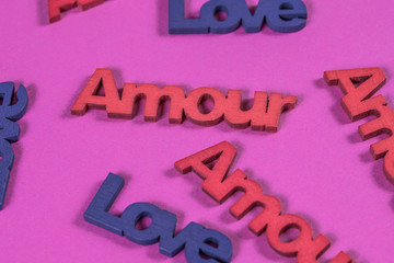 mot amour et love en lettres en bois