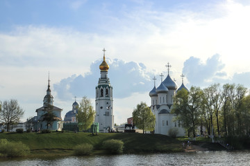 Fototapeta premium Vologda. Beautiful spring evening on the Vologda river Bank. Church Of The Meeting Of The Lord. 18th century.