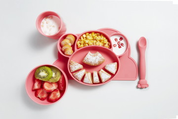 A lovely food plate for children. It is animal shaped and made of silica gel