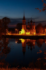 Obraz premium Spring in Vologda. Night scene. Church of the meeting of the Lord. Reflection i