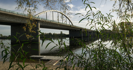 Donaubrücke im Sommer in Deggendorf, Deutschland