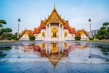 Naklejka premium Wat Benchamabophit temple, The morning sunrise, Thailand