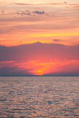 la mer est en feu, le soleil se couche