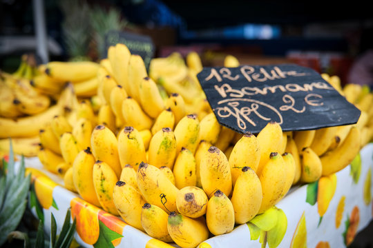Bananes bien mures sur un marché de Guadeloupe 