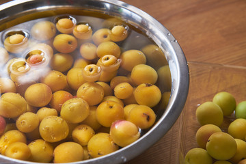 梅。梅干しや梅酒に使われます。