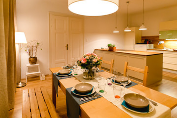 gedeckter Tisch in der Küche