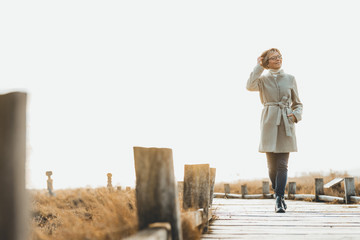 Glückliche Seniorin in der Natur