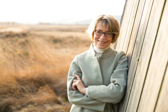 Gl&uuml;ckliche Seniorin in der Natur