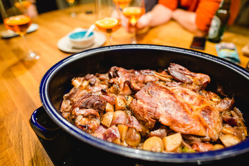 Traditionelles dalmatinisches Lamm Peka Nahaufnahme