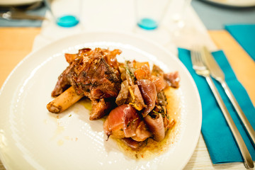 eine Portion Traditionelles dalmatinisches Lamm Peka Nahaufnahme