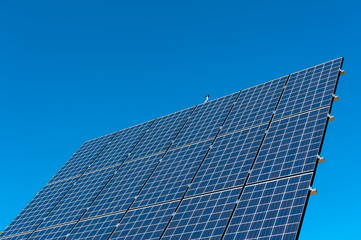 Solarpanel steht frei vor blauem Himmel
