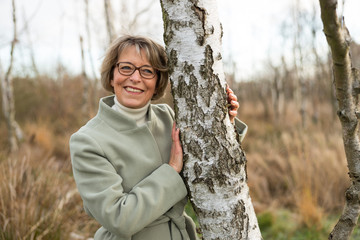 Glückliche Seniorin in der Natur