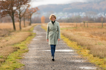 Fototapeta premium Glückliche Seniorin in der Natur