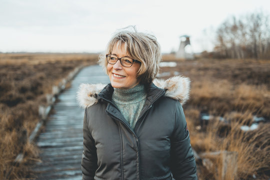 Gl&uuml;ckliche Seniorin in der Natur