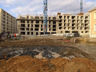Fototapeta premium Construction de batiement immeuble d'appartement dans le 8 ème arrondissement de marseille avec grande grue et engin de chantier