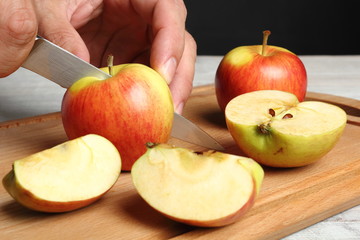Slicing apples