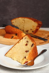 Cake with raisins