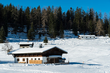 Kuhstall auf der Hemmersuppenalm in Winterlandschaft