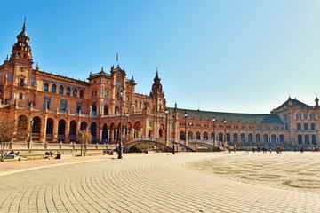 Fototapeta na wymiar veduta parziale di Plaza de España di Siviglia in Spagna. E' uno dei luoghi più rappresentativi della città per la sua affascinante bellezza architettonica in stile neo-moresca.
