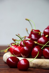 Leckere rote Kirschen auf einem Holztisch - Kirschenzeit ist Sommerzeit