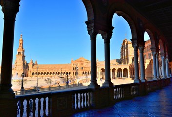 Naklejka premium veduta parziale di Plaza de España di Siviglia in Spagna. E' uno dei luoghi più rappresentativi della città per la sua affascinante bellezza architettonica in stile neo-moresca.