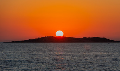 Sonnenuntergang um 20 Uhr Abend von einer Yacht aus am Mittelmeer vor Kos Griechenland