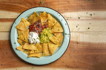 Plato con Nachos con guacamole pico de gallo 