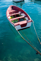 Obraz premium Light boats anchored by the beach