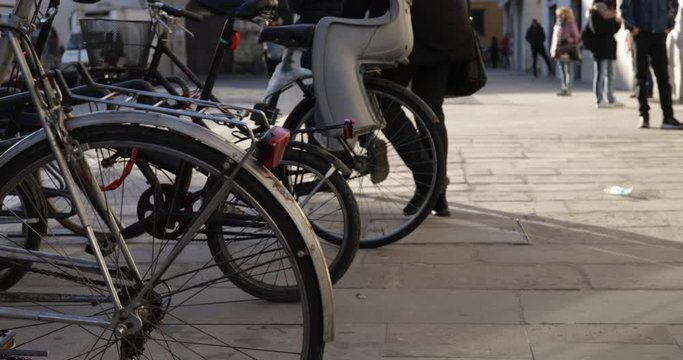 Folla di citt&agrave;, persone anonime 