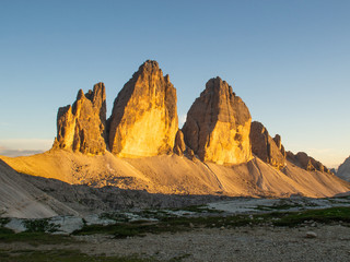 Tre Cime di Lavaredo (Dreizinnen) all'alba viste dal rifugio Locatelli
