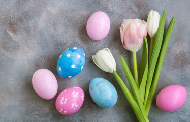Obraz na płótnie Canvas Easter colored eggs with tulips