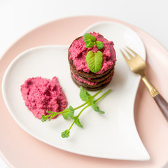 Finger Food Pumpernickel Häppchen mit Rote Beete Brotaufstrich vegan rot Zitronen Melisse