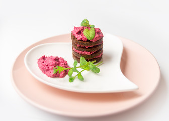 Finger Food Pumpernickel H&auml;ppchen mit Rote Beete Brotaufstrich vegan rot Zitronen Melisse